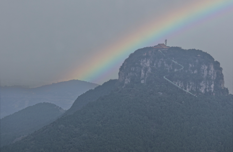 定格崮上秋韵，凝聚校园情怀  ...